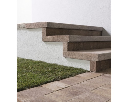 Außentreppe aus Stein mit Rasenfläche
