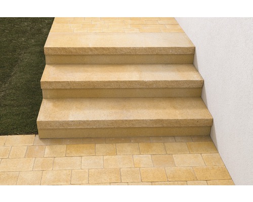 Außentreppe aus Stein mit drei Stufen