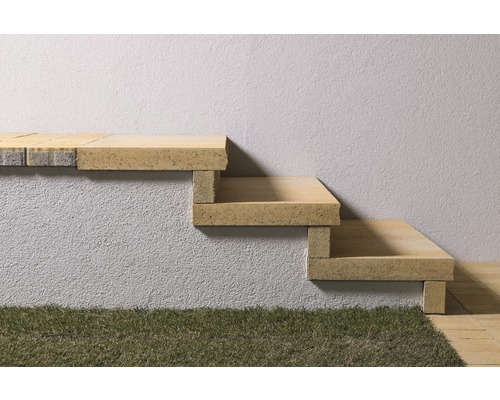 Außentreppe aus Stein mit drei Stufen