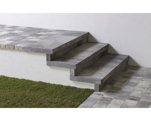 Außentreppe aus Betonsteinen mit Rasenfläche