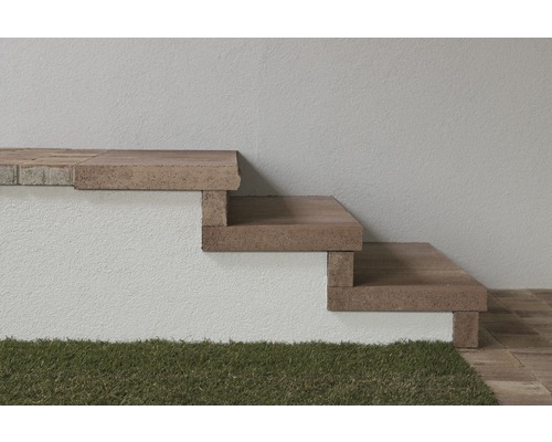 Betonstufen führen auf eine Terrasse