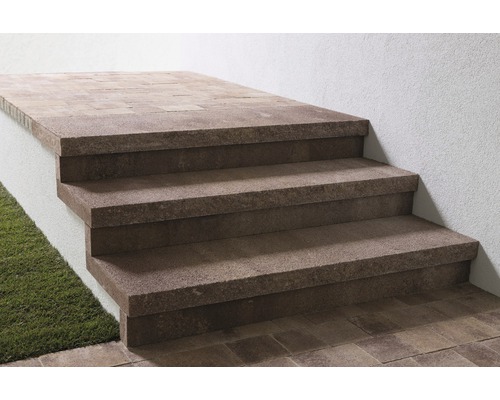Treppe aus Steinplatten im Außenbereich