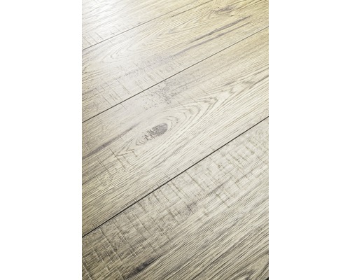Nahaufnahme von Laminatboden mit Holzoptik.