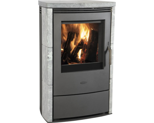 Kaminofen mit Steinverkleidung und brennendem Holz