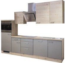 Moderne Küche mit Hängeschränken, Dunstabzugshaube, Spüle und Einbaubackofen.