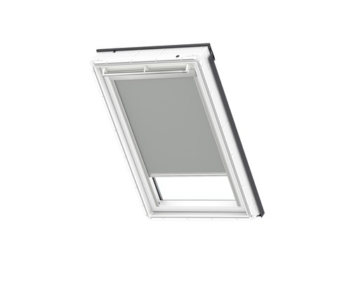 Dachfenster mit Rollo teilweise geöffnet