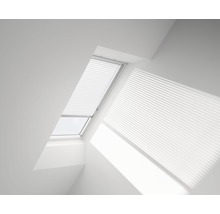 Dachfenster mit Plissee in einem hellen Raum