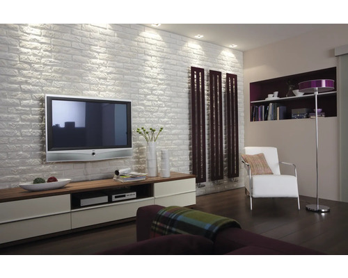 Wohnzimmer mit Fernseher, Regalen, Sessel, Stehlampe und Holzfußboden