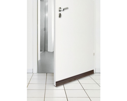 Offene Tür mit Türdichtungsprofil zur Abdichtung gegen Zugluft