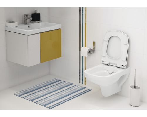 Badezimmer mit Hänge-WC, Waschtisch und gestreifter Badematte