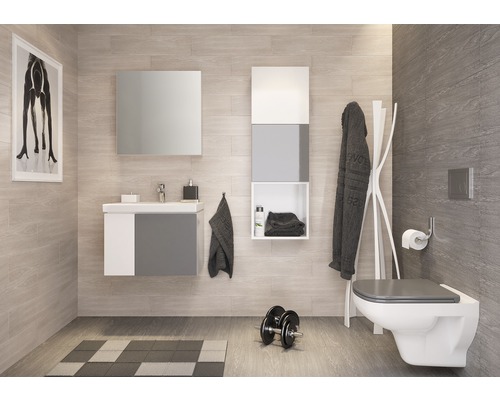 Modernes Badezimmer mit Waschtisch, Spiegel, Schrank, Hocker, Wand-WC und Handtüchern