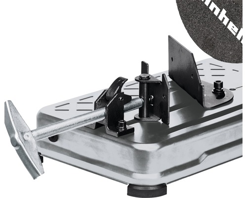 Einhell Metalltrennschleifer Detailansicht von Schraubstock und Schleifscheibe