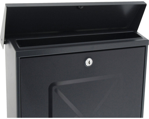 Geöffneter Briefkasten mit Schloss