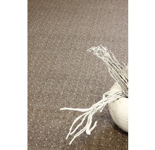 Dekorative Zweige in einer weißen Vase auf einem Teppich