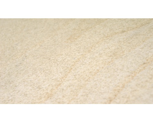 Nahaufnahme einer beigen Textiltapete