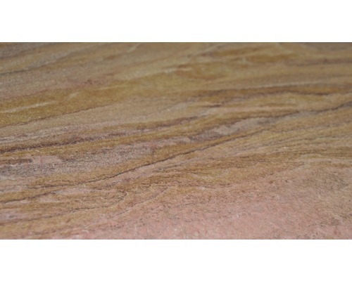 Nahaufnahme einer Arbeitsplatte aus Holzwerkstoff mit Maserung