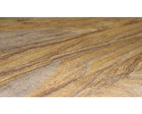 Nahaufnahme einer Arbeitsplatte mit Holzmaserung