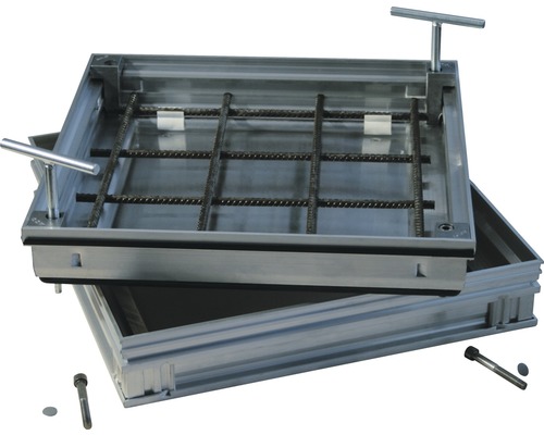 Revisionsschacht mit Metallrahmen und Bewehrung