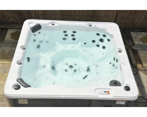 Quadratischer Whirlpool mit Wasser gefüllt