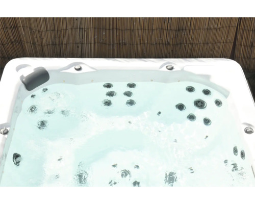 Gefüllter Whirlpool mit Düsen und Kopfstütze