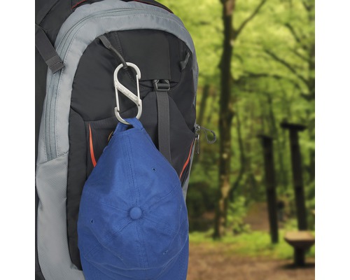 Rucksack mit Karabiner und Kappe im Außenbereich