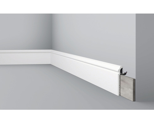 Abdeckleiste CBC3 1 x 2 m 22 x 120 mm Weiße Sockelleiste an einer grauen Wand