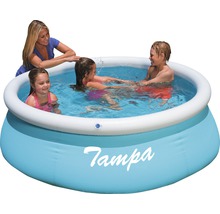 Aufblasbarer Pool mit spielenden Kindern und einer Frau