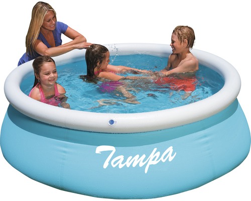 Aufblasbarer Pool mit spielenden Kindern und einer Frau