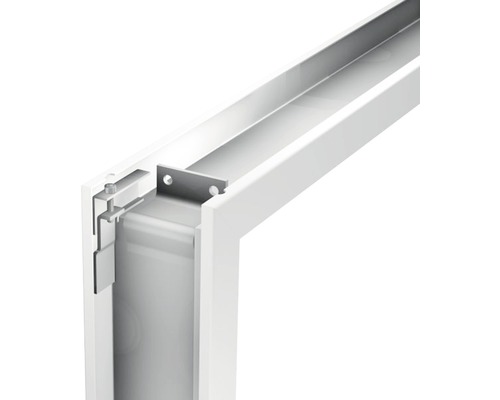 Detailansicht eines weißen Aluminium-Rahmenprofils mit Montageelementen.
