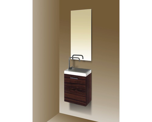 Badezimmer mit Waschbeckenunterschrank, Waschbecken und Spiegel