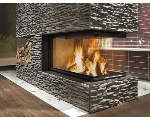 Kamin mit Steindekor und Holzscheiten