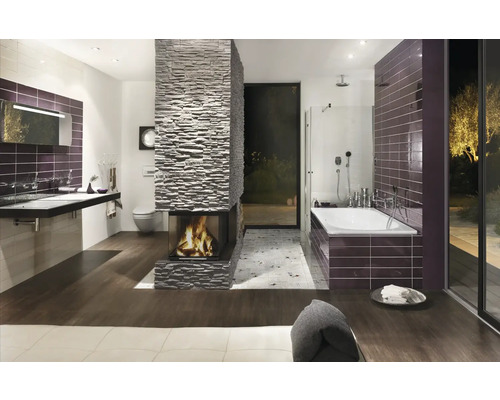 Modernes Badezimmer mit Kamin, Waschtisch, Badewanne und Dusche