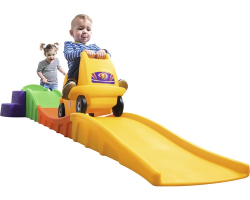 Kind auf gelber Achterbahn mit Auto für den Innenbereich