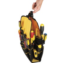 Eine schwarze Werkzeugtasche mit gelbem Innenfutter, gefüllt mit verschiedenen Schraubendrehern und einem Maßband, wird von einer Hand gehalten.