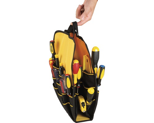 Eine schwarze Werkzeugtasche mit gelbem Innenfutter, gefüllt mit verschiedenen Schraubendrehern und einem Maßband, wird von einer Hand gehalten.