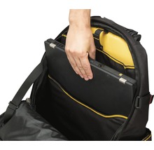 Laptop wird in einen Rucksack gesteckt