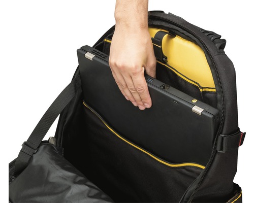 Laptop wird in einen Rucksack gesteckt