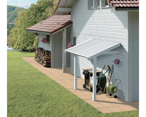 Schleppdach Grosfillex für Kunststoffgerätehaus, 119 x 222 x 188 cm, grau-weiß Überdachte Terrasse mit Grill und Gartengeräten an einem Haus