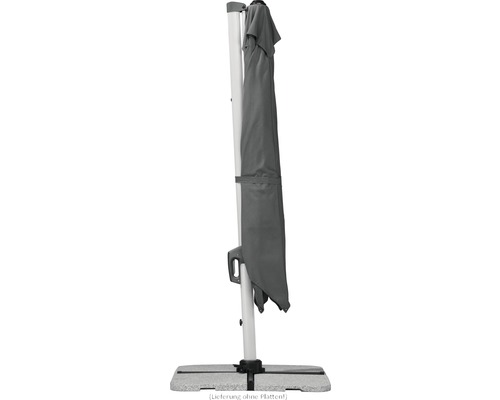 Geschlossener Ampelschirm mit Ständer für den Garten.