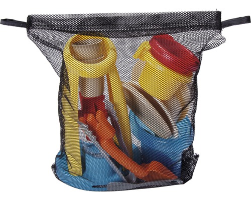 Netzbeutel gefüllt mit Spielzeug für den Sandkasten