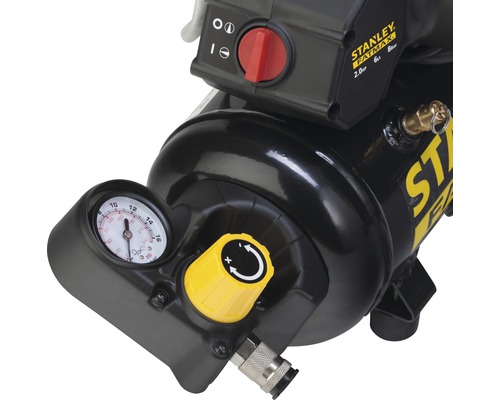 Detailansicht des Stanley Fatmax Kompressors mit Manometer und Einstellknopf