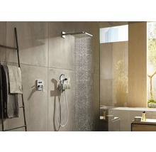Modernes Badezimmer mit Regendusche, Handbrause und Handtuchhalter