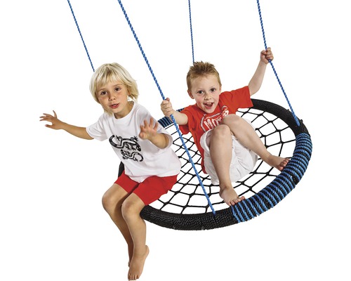 Zwei Kinder sitzen auf einer runden Hängematte mit Netzstruktur, die an blauen Seilen befestigt ist.