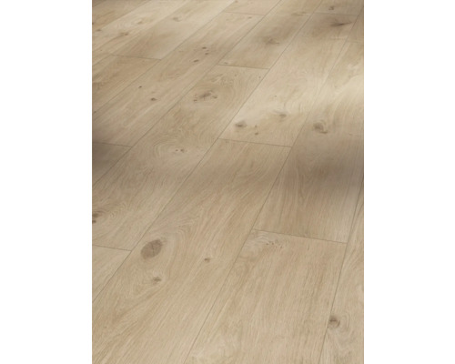 Verlegter Laminatboden mit Holzstruktur.