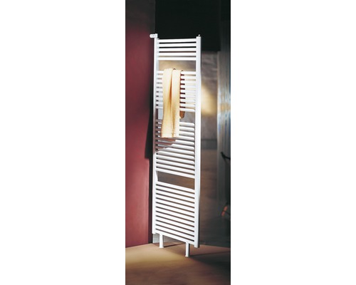 Weißer Handtuchwärmer mit Handtuch im Badezimmer.