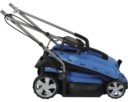 Blauer Rasenmäher mit Rädern und Griff