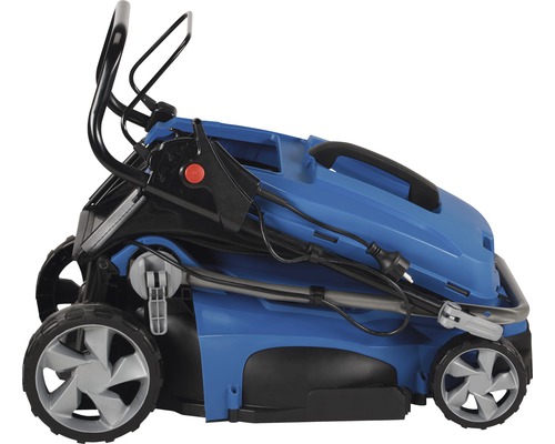 Zusammengeklappter Rasenmäher für platzsparende Lagerung