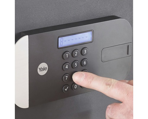 Yale Logo. Finger tippt auf die Tastatur eines Safes.