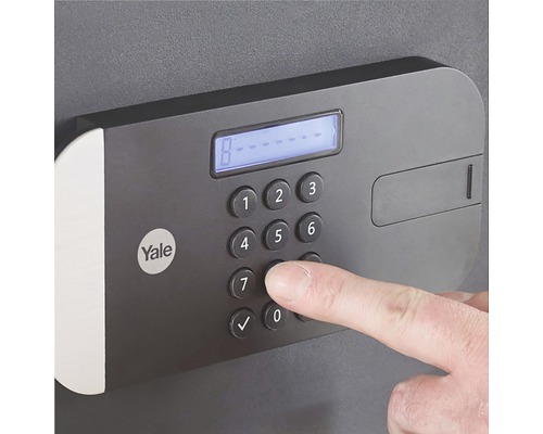 Yale Logo. Detailaufnahme von Safe mit digitalem Zahlenschloss in Verwendung.