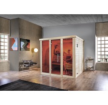 Innenraum mit Holzsauna mit Glasfront und zwei Saunierenden